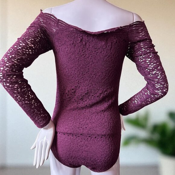 💋 Hollister Burgundy Lace Off-Shoulder Bodysuit – Size M (NWOT) 💋 - Picture 2 of 3